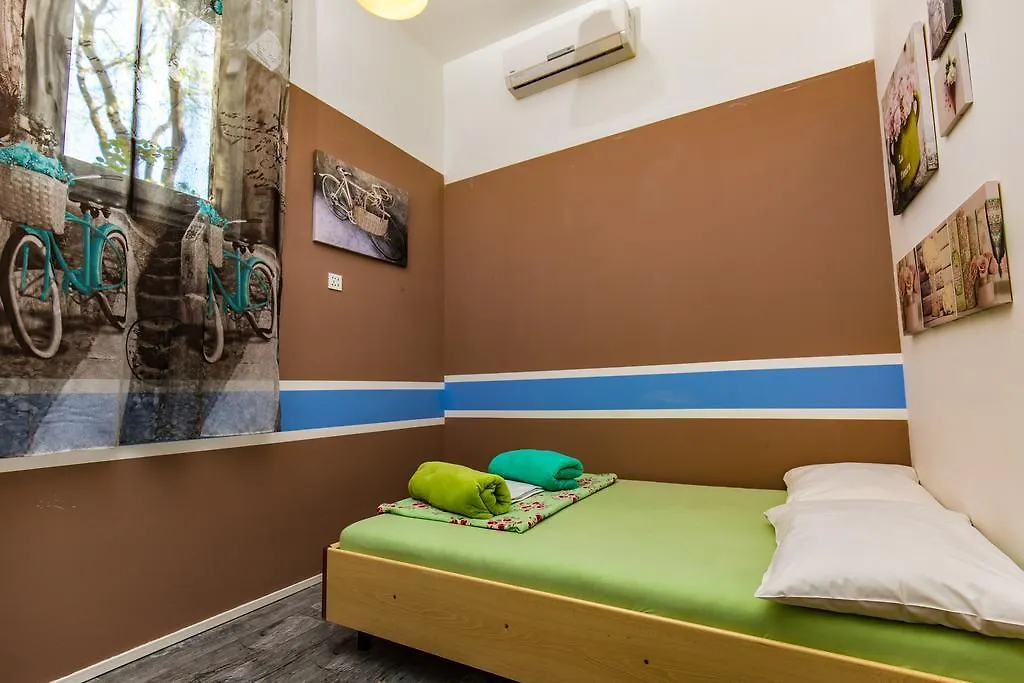 Crazy House Hostel Pula 0*,